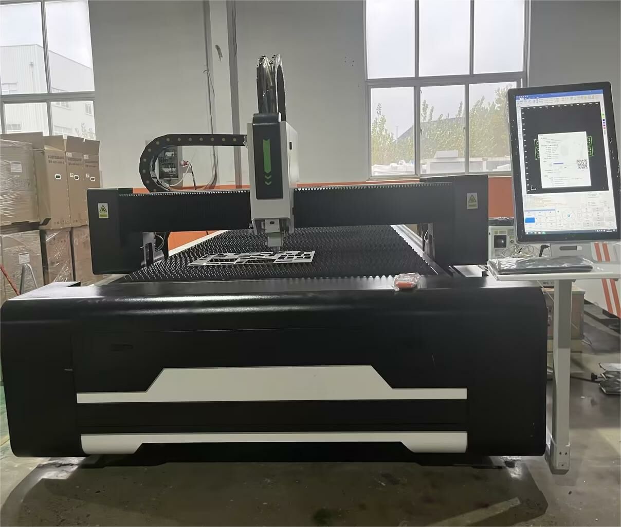 Fiber lazer kesim makinesi BL-3015H Mekik platformu ağır Endüstriyel